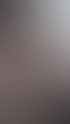 Standbild aus einem Kurzvideo: eine junge Mitarbeiterin spricht ins Mikrofon
