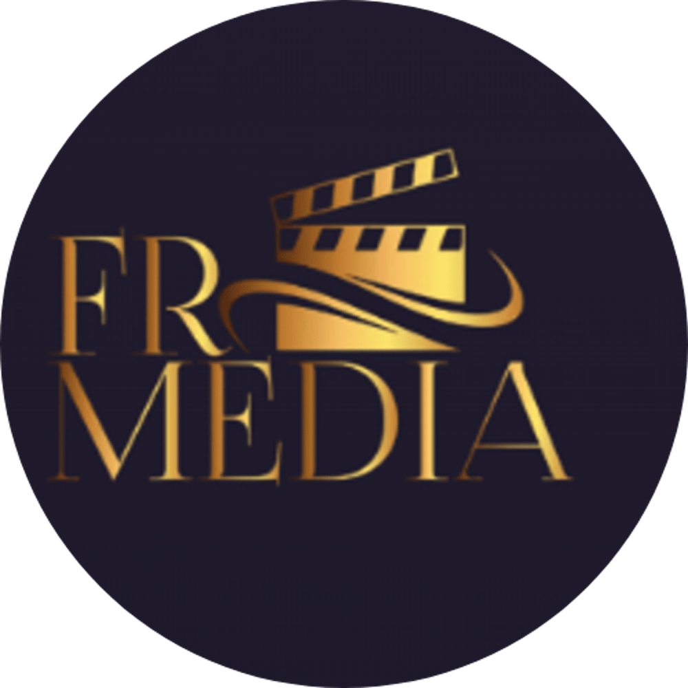 Goldenes "FR MEDIA" Logo mit einer Filmklappe und einem geschwungenen Element auf dunklem Hintergrund.