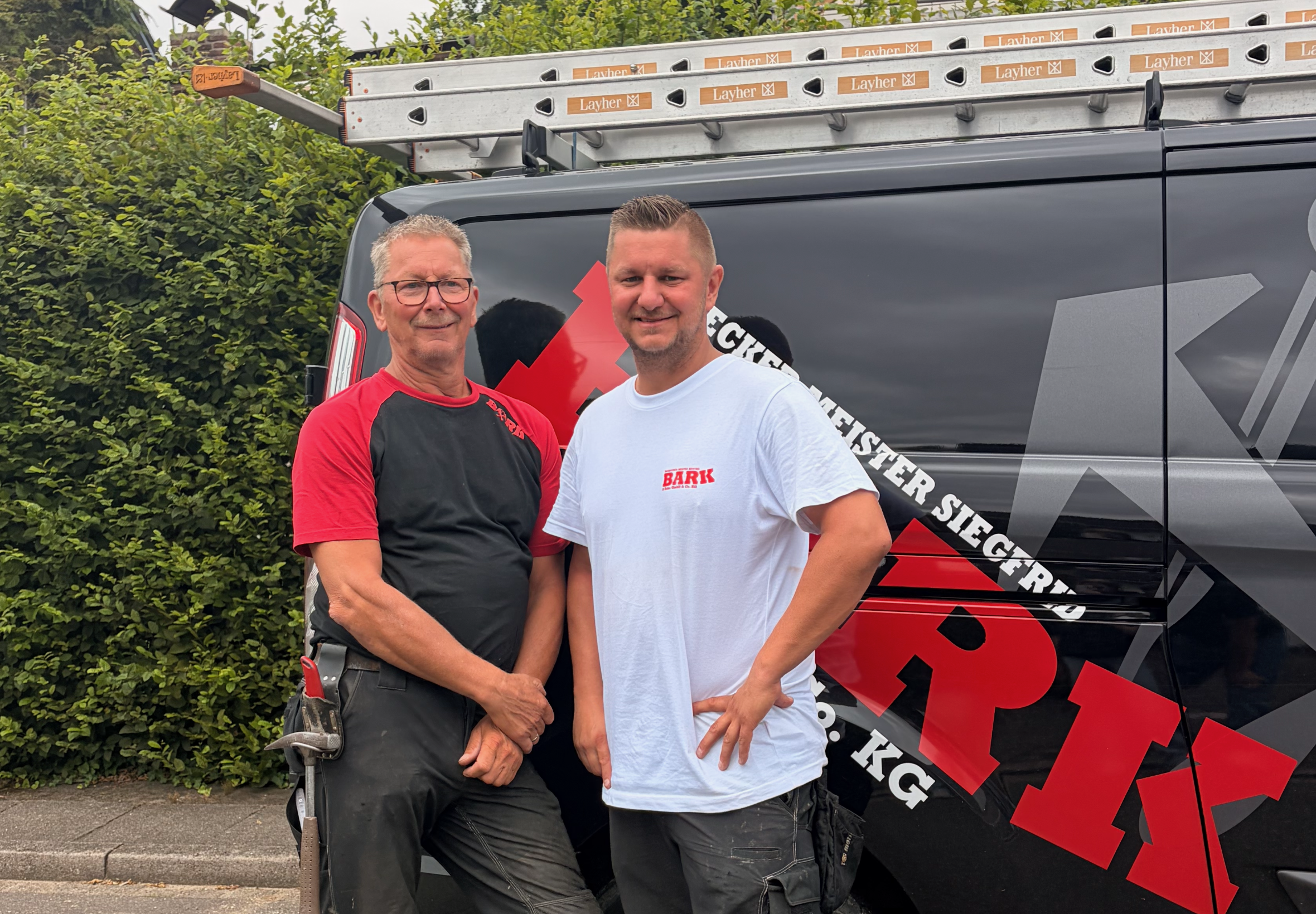 Vater und Sohn gemeinsam auf der Baustelle