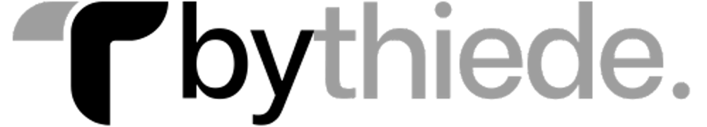 Logo mit dem Text "bythiede." in Schwarz und Grau auf grünem Hintergrund.