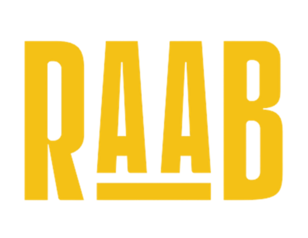 Gelber RAAB-Schriftzug in serifenloser Fettschrift auf schwarzem Hintergrund.