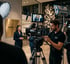 Professioneller Filmdreh am Filmset von Amro Media mit High-End-Kameraausrüstung zur Veranschaulichung der Imagefilm Kosten.
