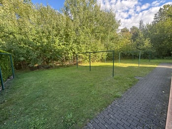 Gemeinschaftliche Grünfläche hinter dem Haus