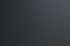 Ein Mann und eine Frau unterhalten sich bei der Zusammenarbeit an einem Computerbildschirm in einem modernen Büro.