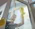 Professionelle Reinigung einer großen Glasfront an einem Gewerbegebäude in Heidelberg