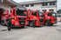 Drei rote MIKI Kanalservice Lastwagen mit drei Personen, die davor posieren.