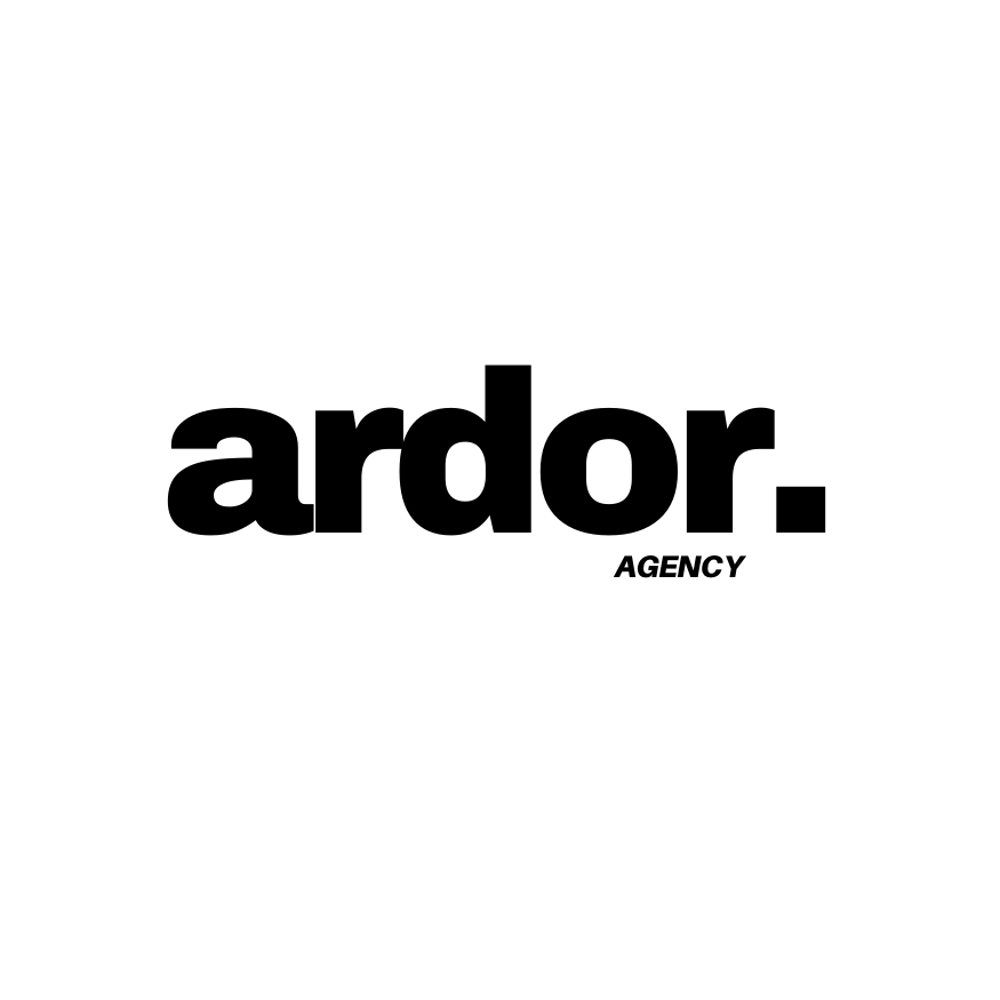 Schwarzes Ardor Agency-Logo auf dunkelgrünem Hintergrund.