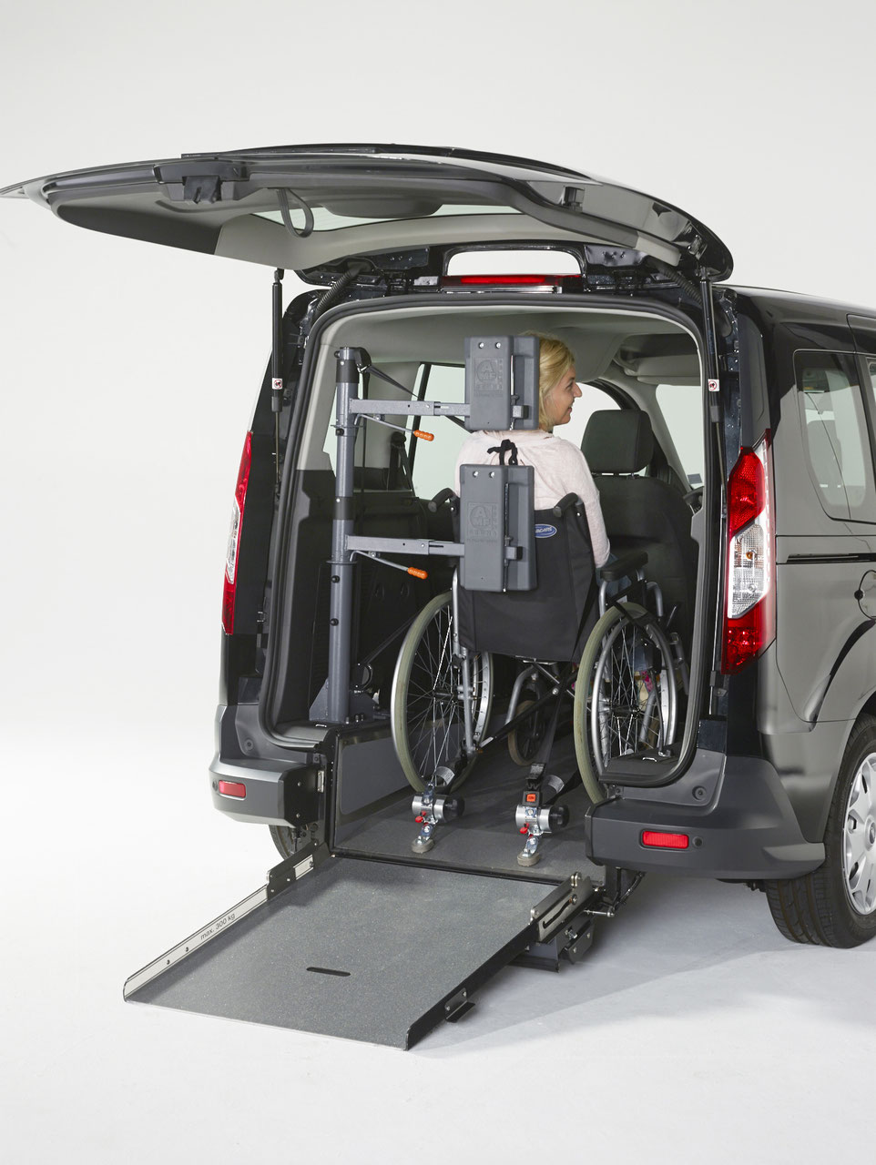 Ford Tourneo Connect Plug-in Hybrid mit Heckausschnitt – Bild 12