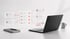 Ein Laptop auf einem Schreibtisch mit schwebenden digitalen Dashboards, die Arbeitsabläufe und Datenvisualisierungen zeigen.
