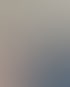 Personen sitzen an einem Tisch und blicken auf einen großen Bildschirm mit der Aufschrift „WAS BEDEUTET DAS PRAKTISCH FÜR UNS?“.