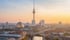 Panoramablick auf die Berliner Skyline bei Sonnenaufgang mit Fernsehturm, Berliner Dom und Spree.