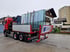 Roter Scania Lastwagen transportiert große Glasscheiben, mit Firmenlogo auf der Heckklappe.