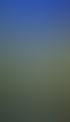 Ein ruhiger Flusslauf spiegelt grüne Bäume und einen blauen Himmel mit weißen Wolken im klaren Wasser wider.