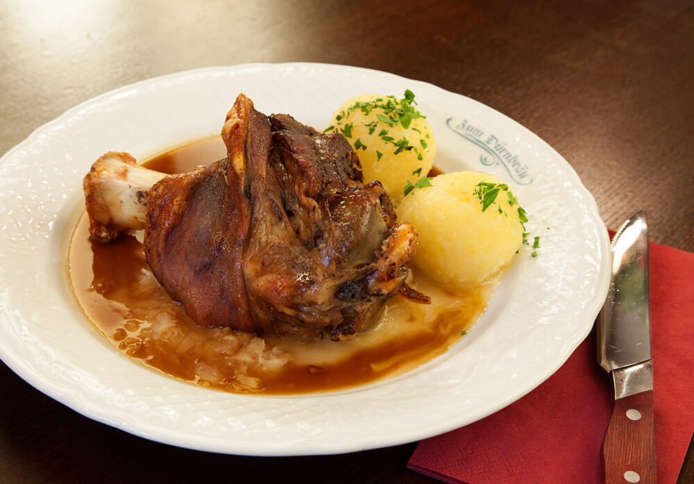 Schweinshaxe mit Knödeln