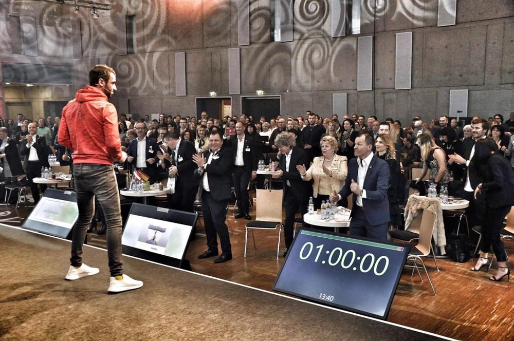 Ralf Ohrmann als Keynote-Speaker auf der Bühne vor großem Publikum