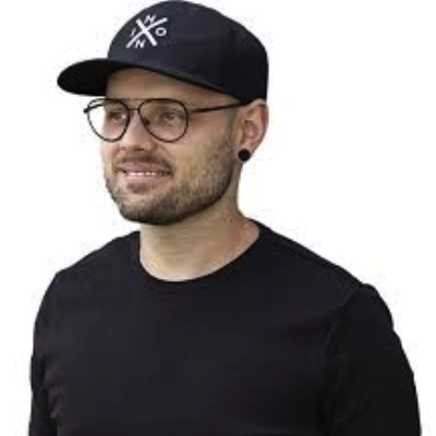 Mann mit Brille und Basecap schaut nach links