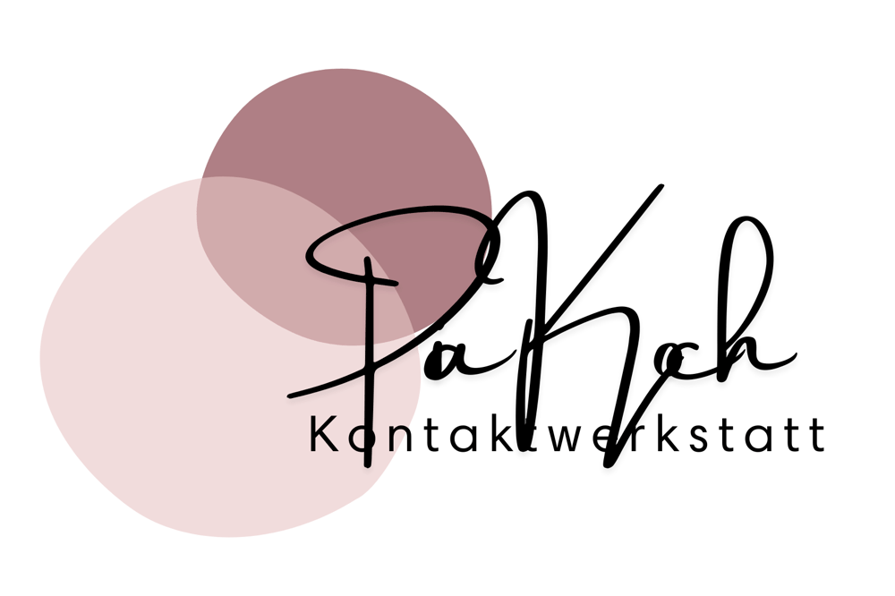 Logo "PaKch Kontaktwerkstatt" mit zwei farbigen Kreisen, einer rot, einer rosa, auf grünem Hintergrund.