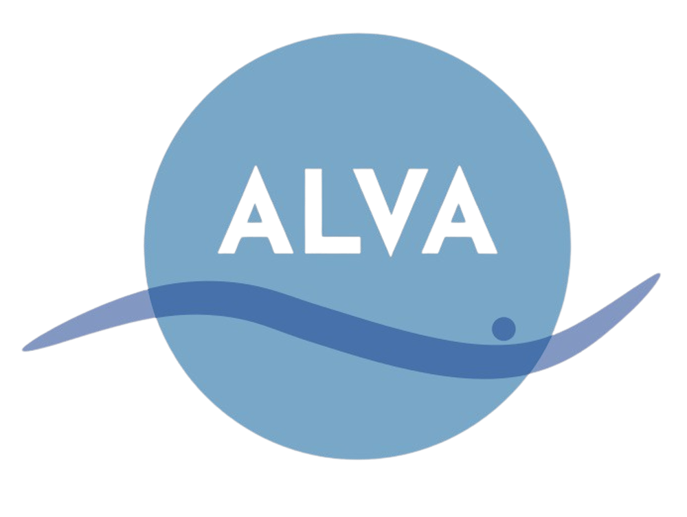 Blauer Kreis mit weißem „ALVA“-Schriftzug und blauer, geschwungener Linie mit Punkt.