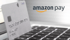 
Eine graustufige Darstellung einer Kreditkarte, die über einer Tastatur schwebt, mit dem Amazon Pay-Logo im Hintergrund.
