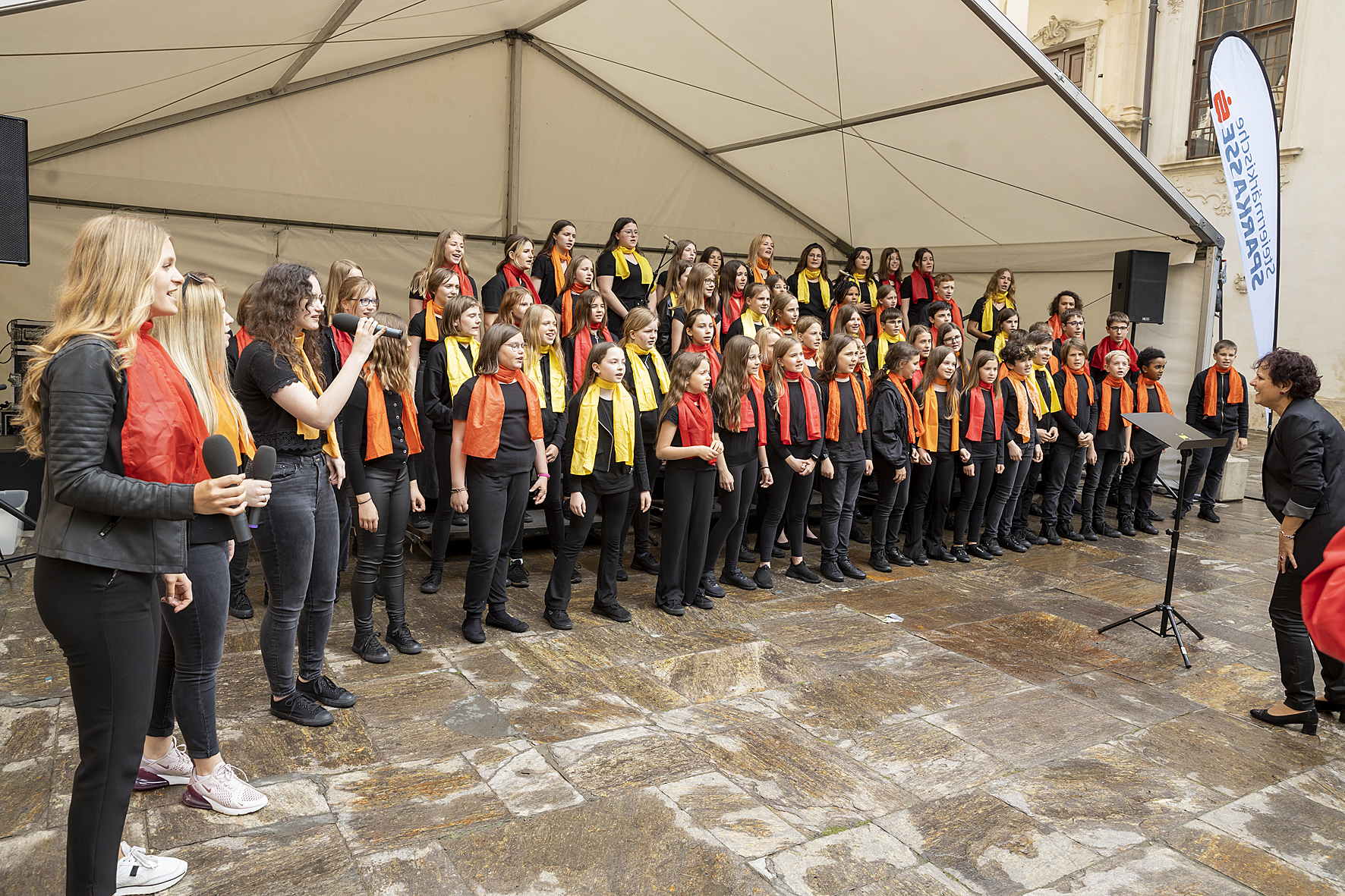 The school choir of the BG und BRG Knittelfeld at the Long Night of Choirs in the Landhaushof, Voices of Spirit 2022, Graz