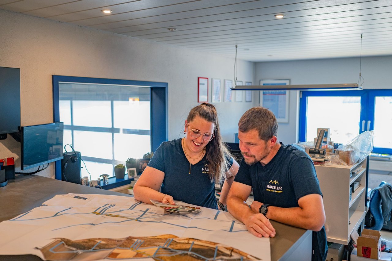 Planung am Bauplan im Büro von Häusler Metallbau