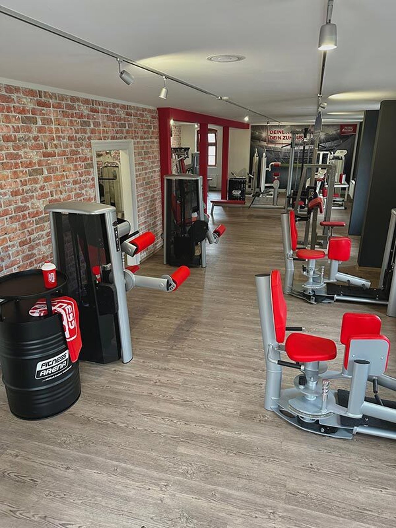 Fitness Arena Nossen mit Ziegelwand und Trainingsgeräten