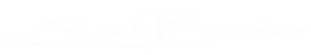 Signatur in weißer Handschrift "Sascha Bernd" auf grünem Hintergrund.