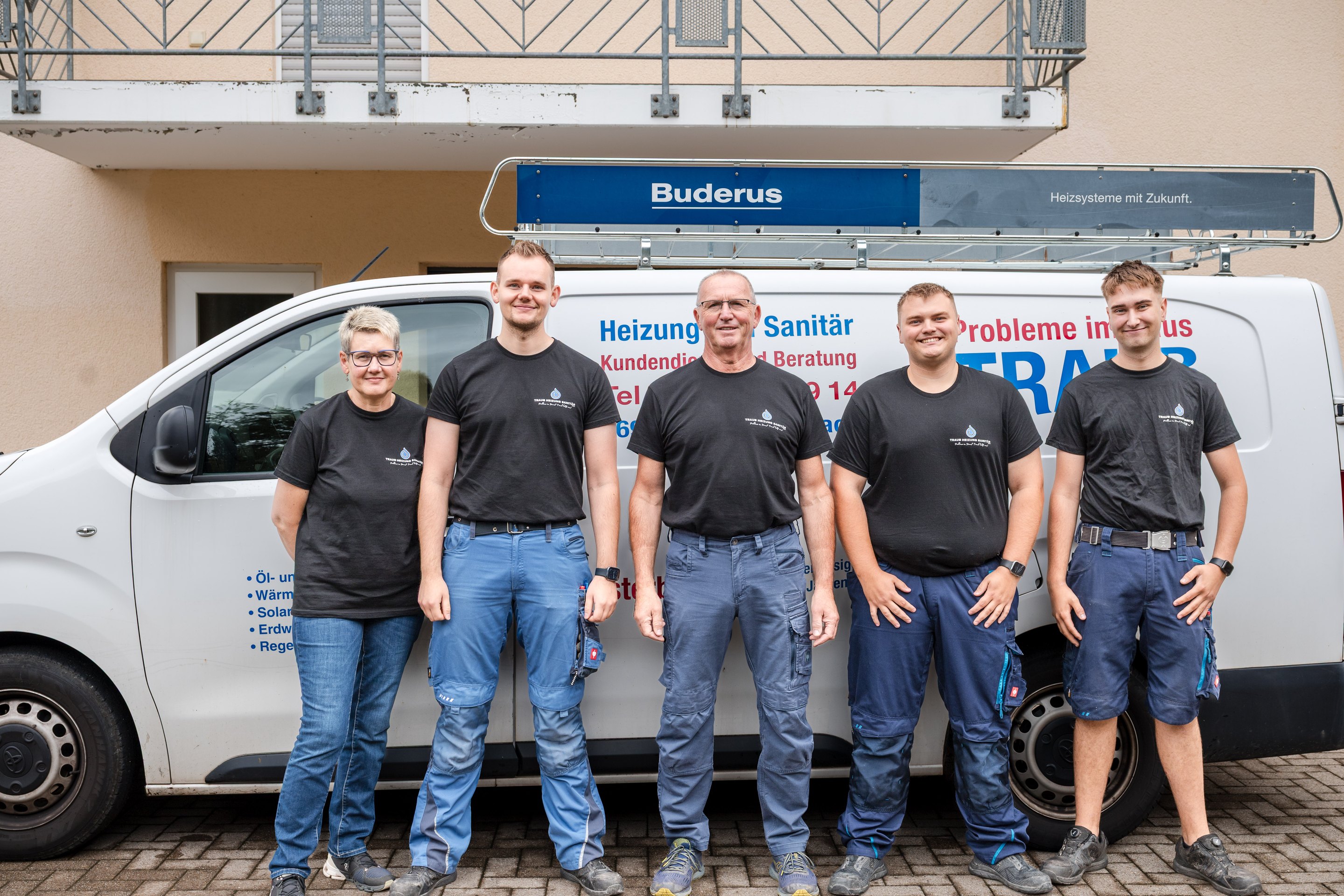 Das Team von Traub Heizung Sanitär vor dem Firmenfahrzeug
