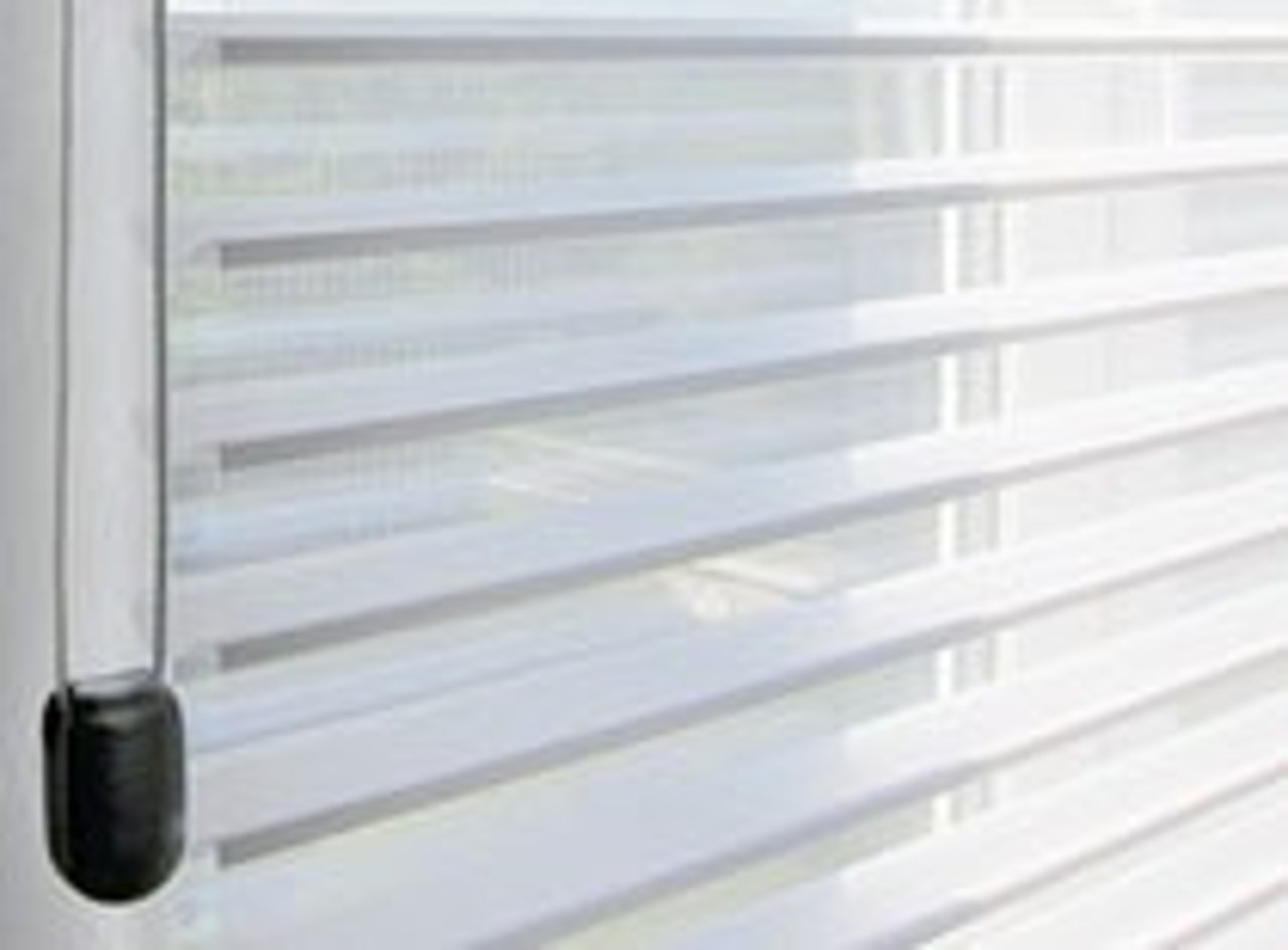 Stoffjalousie mit weicher Lichtwirkung am Fenster