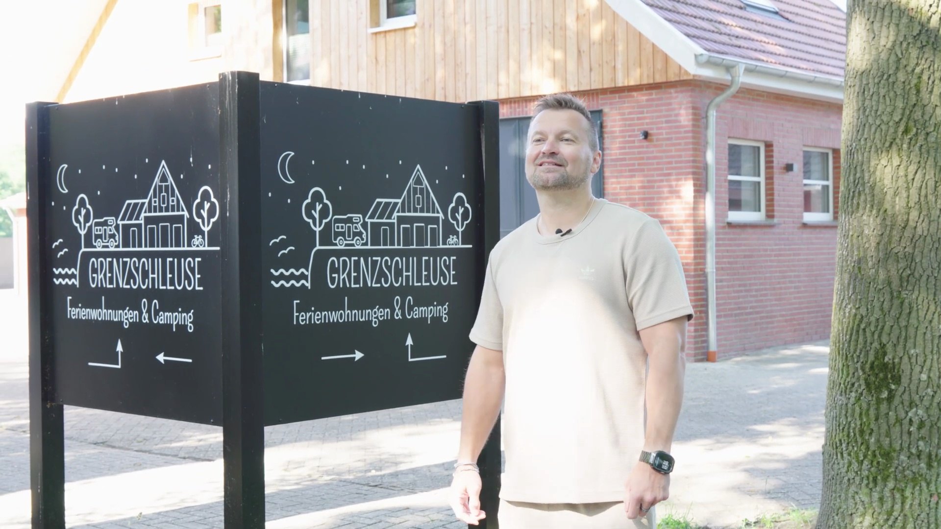 Björn Greven vor seinen Ferienwohnungen auf dem umgebauten Bauernhof