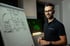 Mann im schwarzen Polo-Shirt steht neben Flipchart mit Website, Funnel, Retargeting und SEO Diagramm.
