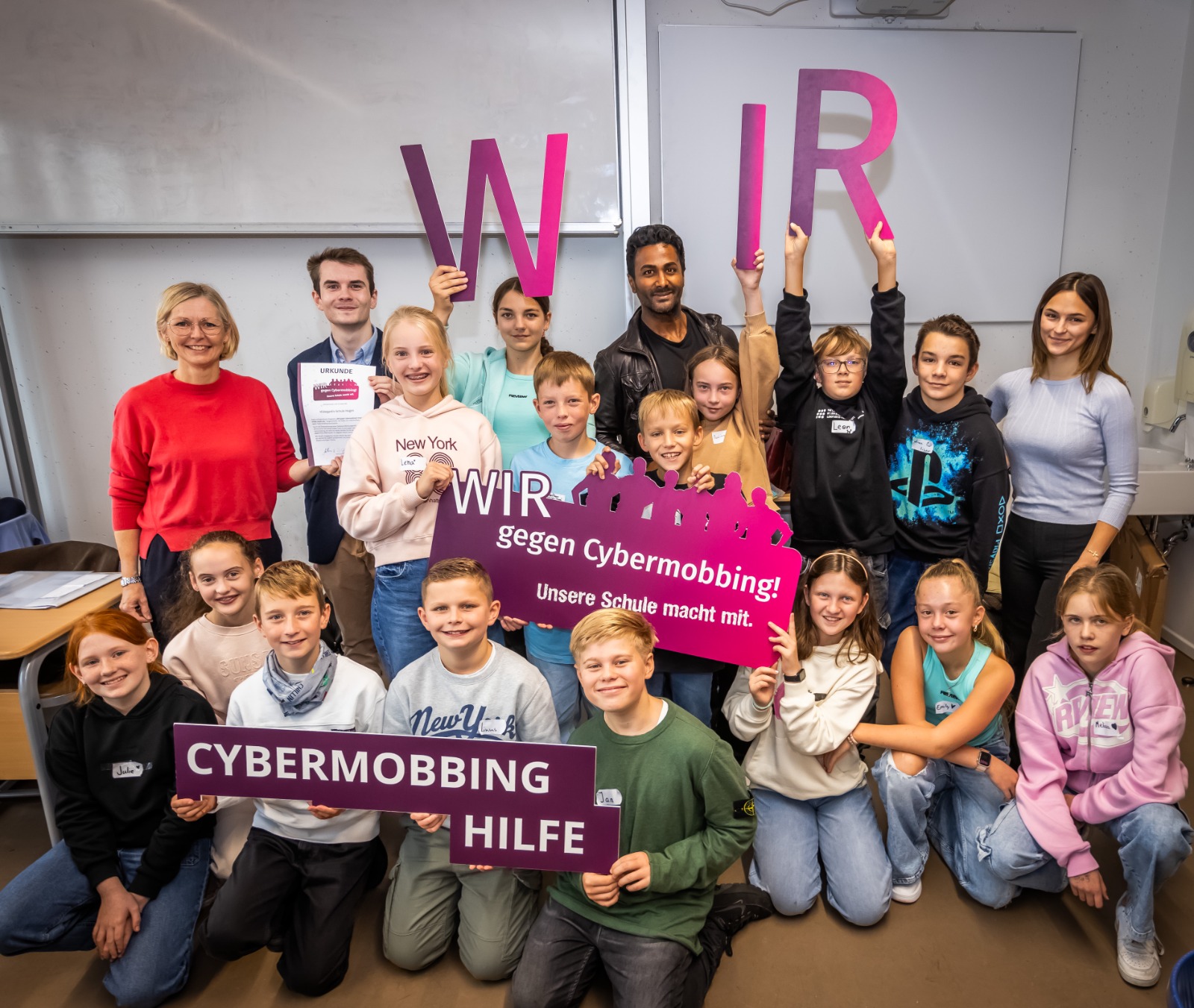 Biyon bei der Cybermobbing-Aktion mit einer Schulklasse