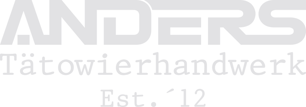 Logo mit weißem Text "ANDERS Tätowierhandwerk Est. '12" auf grünem Hintergrund.