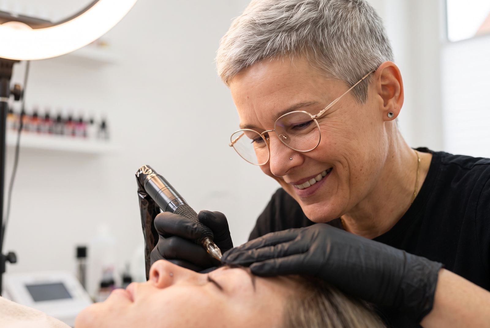 Daniela Bitter beim Setzen von Hairstrokes