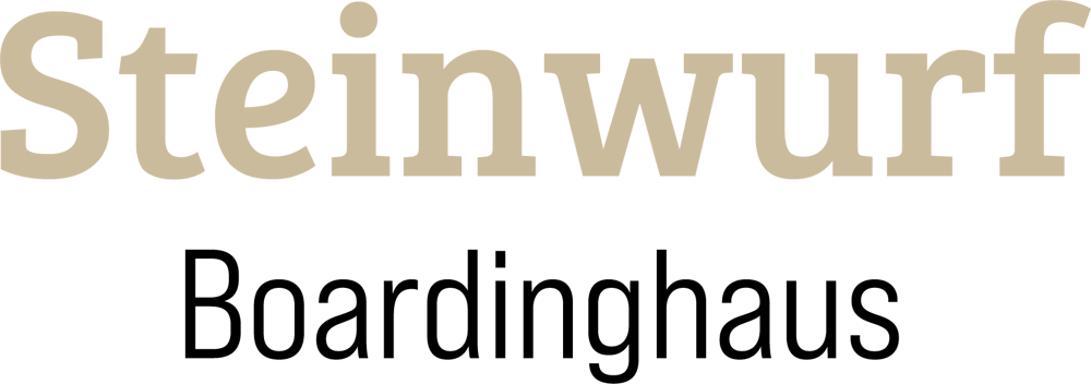 Beigefarbener Schriftzug Steinwurf in einer Serifenschrift mit schwarzem Schriftzug Boardinghaus, ergebend das Logo Steinwurf Boardinghaus auf transparentem Hintergrund.