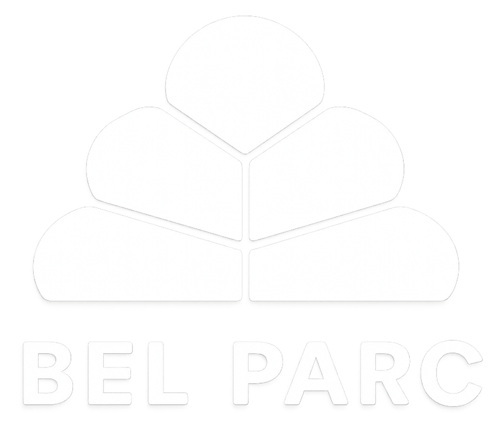 Weißes Logo mit stilisierten Wolken und dem Text "BEL PARC" auf grünem Hintergrund.