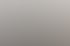 Eine weiße Klimaanlage mit einem großen runden Lüftergitter ist an einer weißen Wand montiert.
