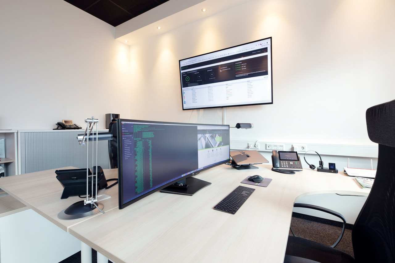 Büro von Kuhlma IT Solutions in Duisburg mit Arbeitsplatz und Monitoren
