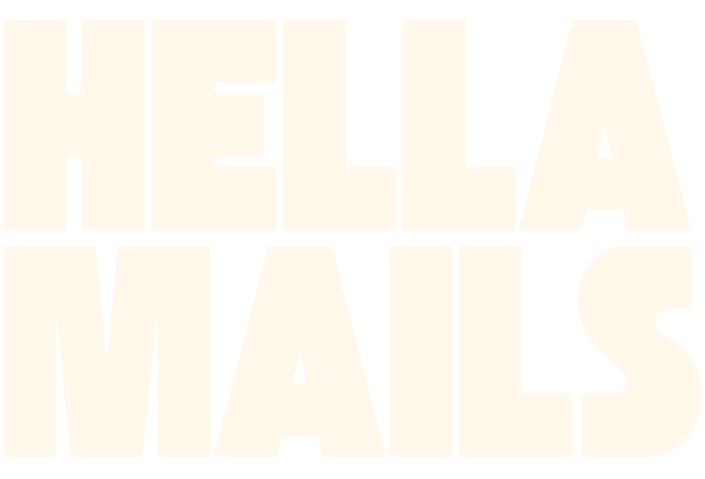 HELLA MAILS Schriftzug in Weiß auf dunkelgrünem Hintergrund.