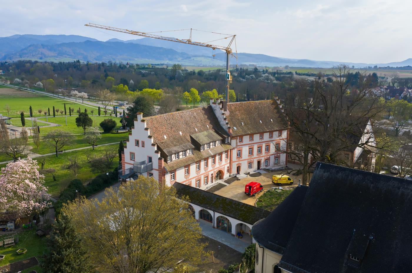 Dasselbe Gebäude aus identischer Drohnenposition ohne Gerüst im Frühjahr 2025