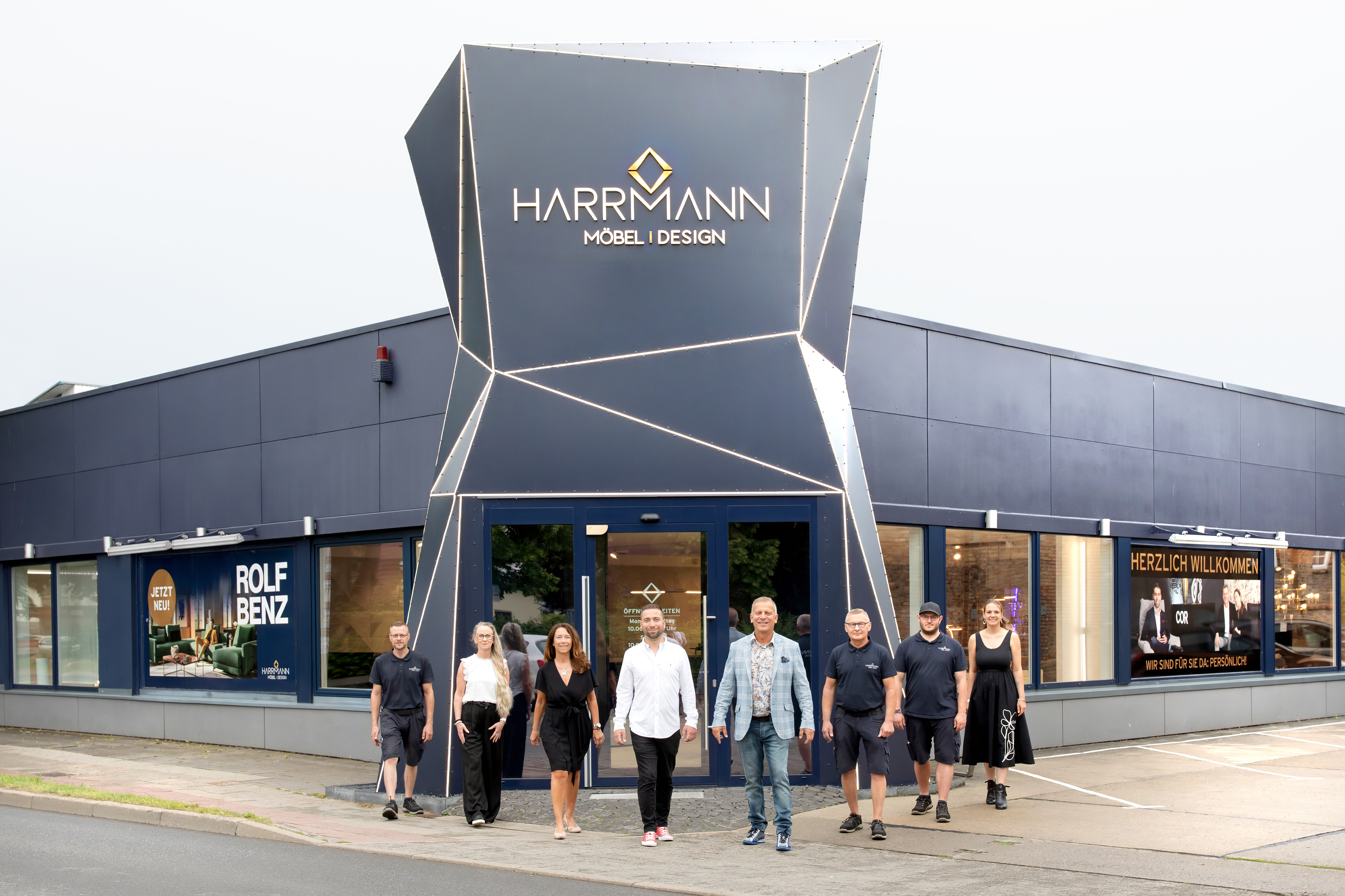 Möbel Harrmann Filiale in Alt-Dierkow bei Rostock mit dem Team davor