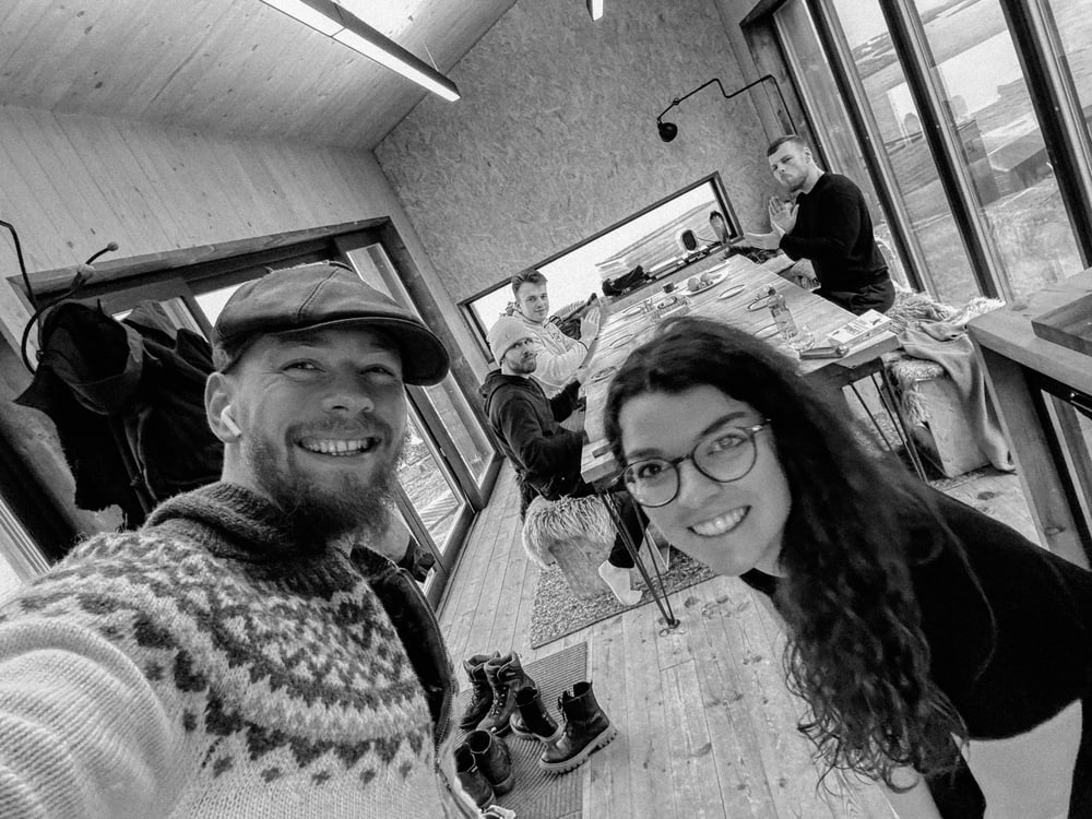 Selfie zu zweit am Tisch, Schwarz-Weiß