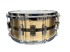 Messing Snare Drum von Piroth Drums mit schwarzem Mittelstreifen und silberner Hardware vor schwarzem Hintergrund.
