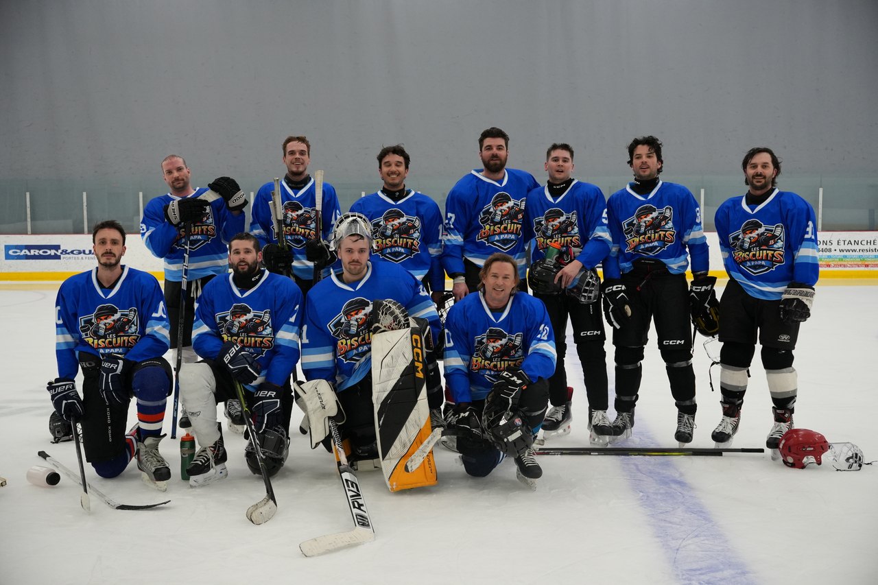 Une équipe de hockey MSL en chandail bleu, posée sur la patinoire