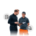 Ein Mann in schwarzem Hemd und ein Arbeiter in Warnschutzhose besprechen gemeinsam ein Dokument in einer Mappe.