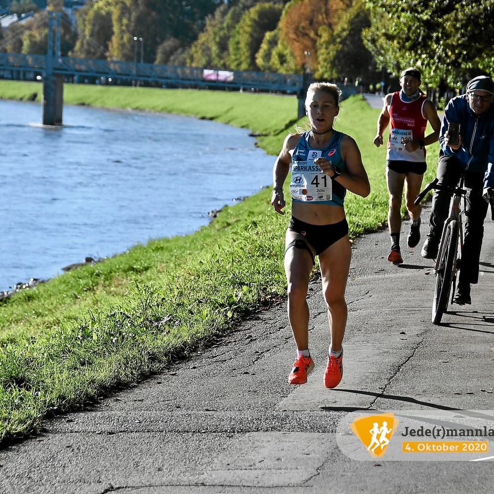 Julia Mayer beim Halbmarathon der Staatsmeisterschaften 2020 mit Radbegleitung