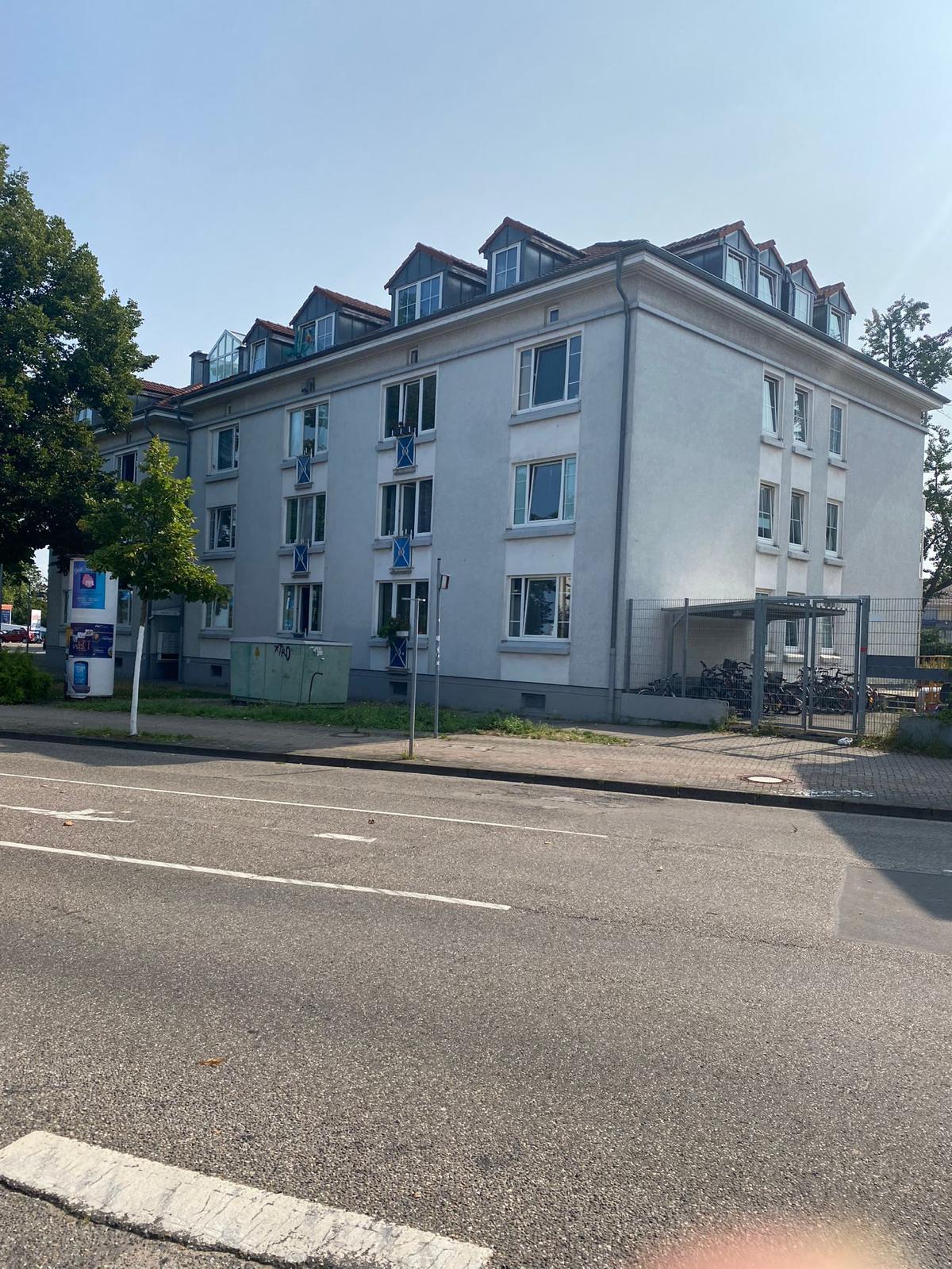 Gebäude in Speyer, Straßenansicht mit Gaubenband und Fahrradabstellanlage