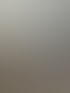 Zusammengelegte, beige Waffelstrick-Decke aus Baumwolle liegt auf einer dunklen Holzoberfläche.