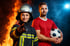 Feuerwehrfrau zeigt auf Betrachter, Mann im roten T-Shirt hält Fußball, Flammen und blaue Lichter im Hintergrund.