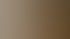 Barfuße Person in schwarzer Ledermaske und schwarzer Kleidung kriecht auf Holzboden in einem Zimmer.